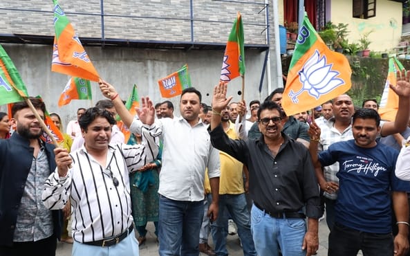 धर्मशाला पंचायत समिति के चुने गए अध्यक्ष भाजपा के अलोक कुमार जीतने के बाद विधायक सुधीर शर्मा का