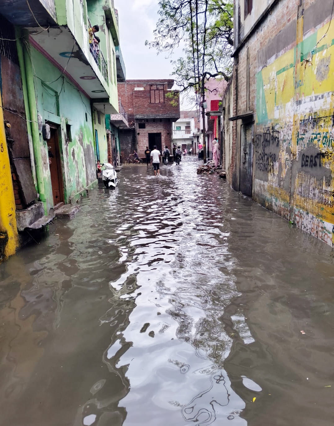उझानी मे क्षतिग्रस्त पाइपलाइन की मरम्मत कराते पालिका कर्मी। संवाद उझानी मे क्षतिग्रस्त पाइपलाइन की मरम्मत कराते पालिका कर्मी। संवाद