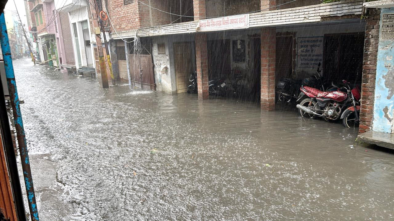 उझानी मे क्षतिग्रस्त पाइपलाइन की मरम्मत कराते पालिका कर्मी। संवाद उझानी मे क्षतिग्रस्त पाइपलाइन की मरम्मत कराते पालिका कर्मी। संवाद