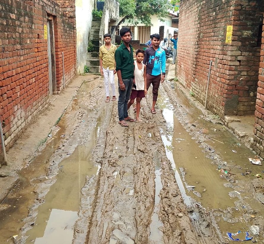 उझानी मे क्षतिग्रस्त पाइपलाइन की मरम्मत कराते पालिका कर्मी। संवाद उझानी मे क्षतिग्रस्त पाइपलाइन की मरम्मत कराते पालिका कर्मी। संवाद