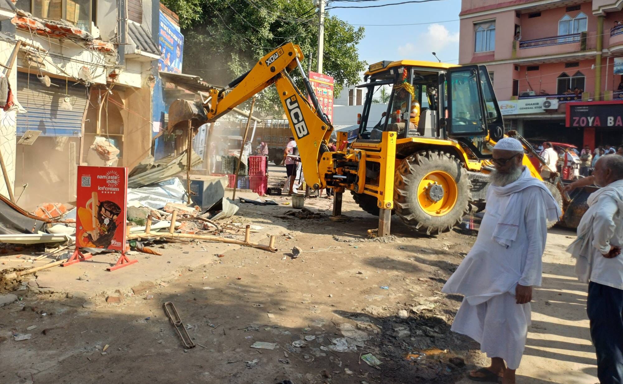ऊदपुर माहुल तिराहा के पास प्रशासन ने अवैध अतिक्रमण हटवाता प्रशासन। संवाद