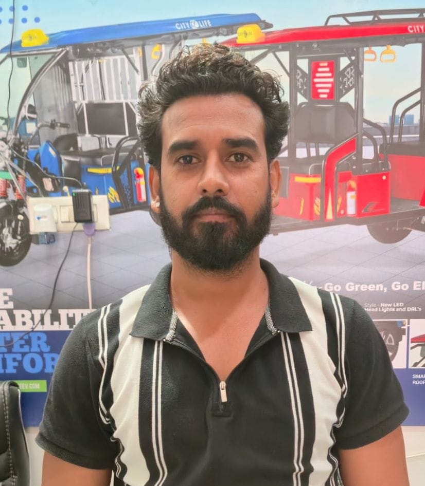 04-रोहतक के सिविल रोड पर अपनी बात बताता ऑटो चालक। संवाद 04-रोहतक के सिविल रोड पर अपनी बात बताता ऑटो चालक। संवाद