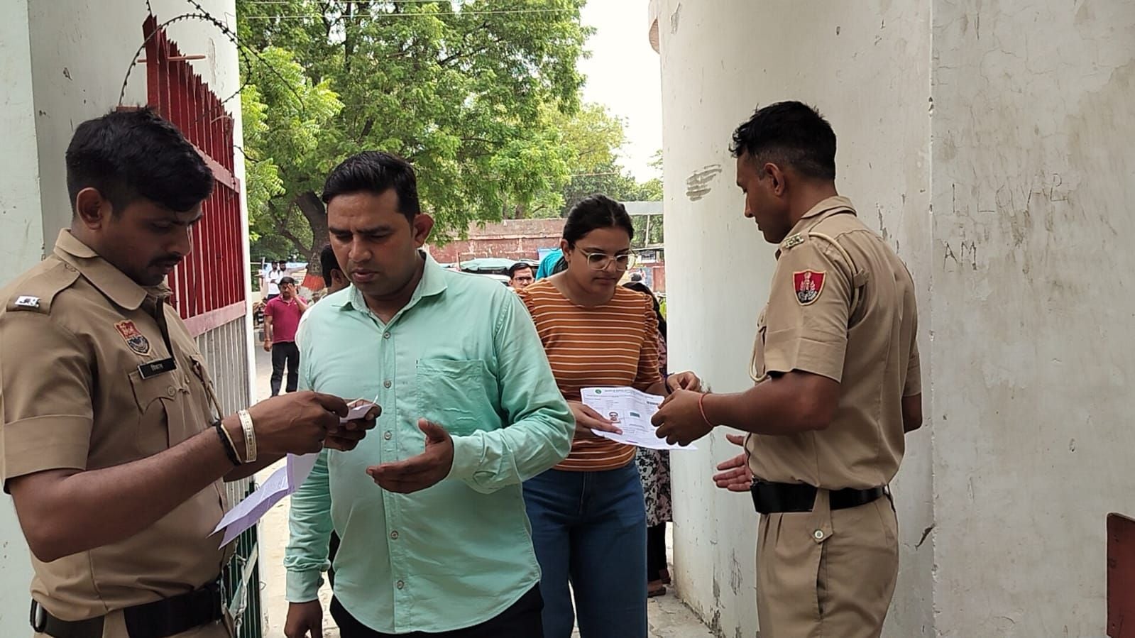 04जेएनडी19, 20: परीक्षा केंद्र से बाहर निकलते परीक्षार्थी। संवाद 04जेएनडी19, 20: परीक्षा केंद्र से बाहर निकलते परीक्षार्थी। संवाद