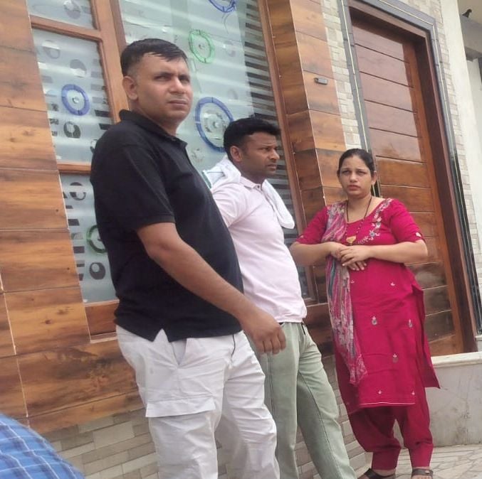 04जेएनडी19, 20: परीक्षा केंद्र से बाहर निकलते परीक्षार्थी। संवाद 04जेएनडी19, 20: परीक्षा केंद्र से बाहर निकलते परीक्षार्थी। संवाद