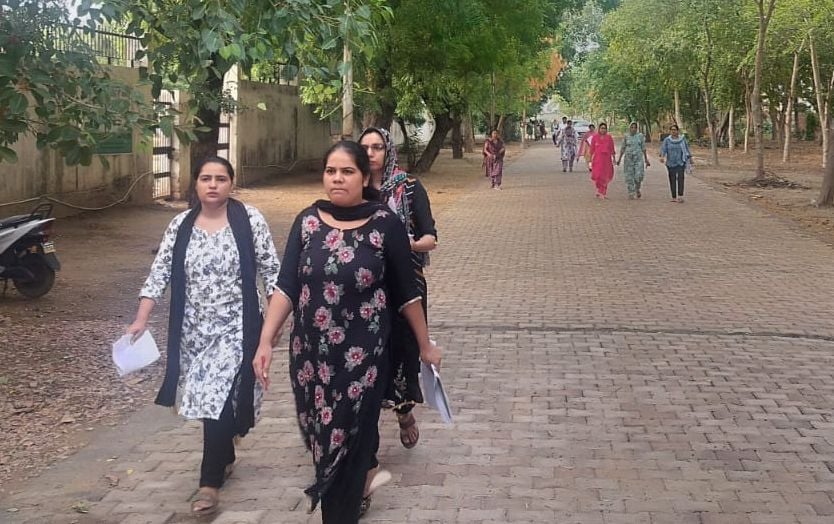 04जेएनडी19, 20: परीक्षा केंद्र से बाहर निकलते परीक्षार्थी। संवाद 04जेएनडी19, 20: परीक्षा केंद्र से बाहर निकलते परीक्षार्थी। संवाद