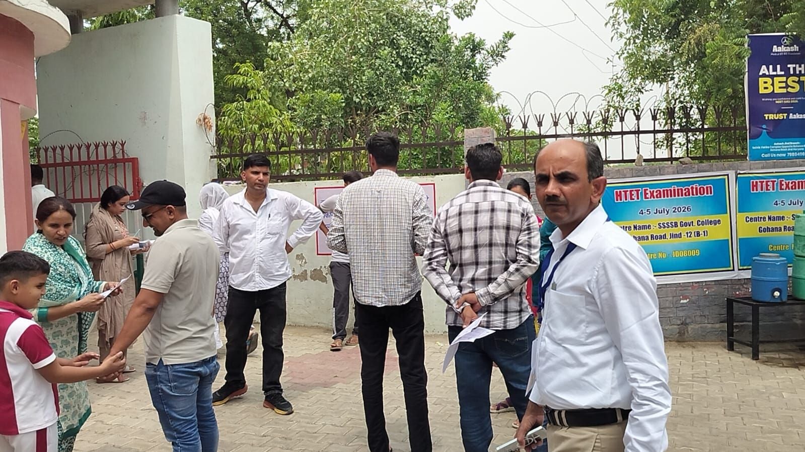 04जेएनडी19, 20: परीक्षा केंद्र से बाहर निकलते परीक्षार्थी। संवाद 04जेएनडी19, 20: परीक्षा केंद्र से बाहर निकलते परीक्षार्थी। संवाद
