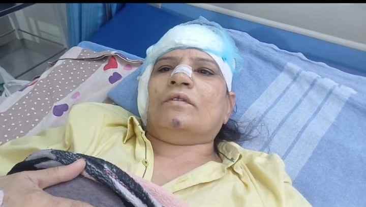 29 हस्पताल के बाहर पुलिस को जानकारी देते परिजन। संवाद 29 हस्पताल के बाहर पुलिस को जानकारी देते परिजन। संवाद