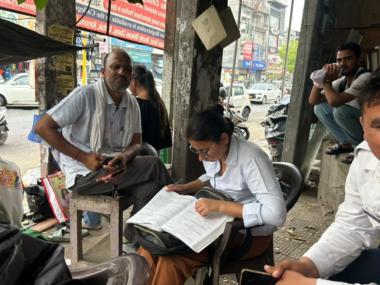 37-रोहतक के पंडित नेकीराम शर्मा महाविद्यालय के परीक्षा केंद्र पर चैकिंग करते पुलिसकर्मी। संवाद