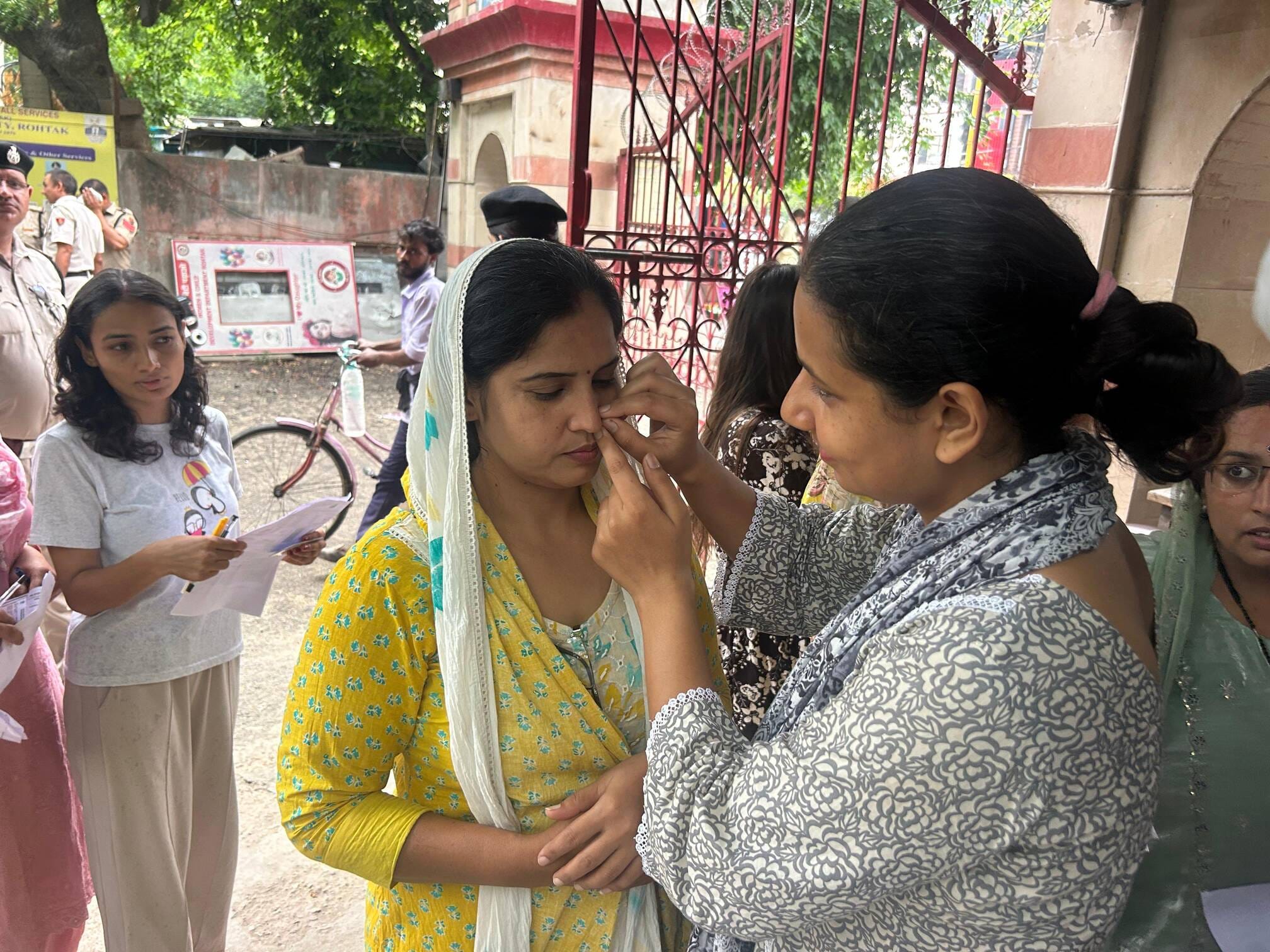37-रोहतक के पंडित नेकीराम शर्मा महाविद्यालय के परीक्षा केंद्र पर चैकिंग करते पुलिसकर्मी। संवाद