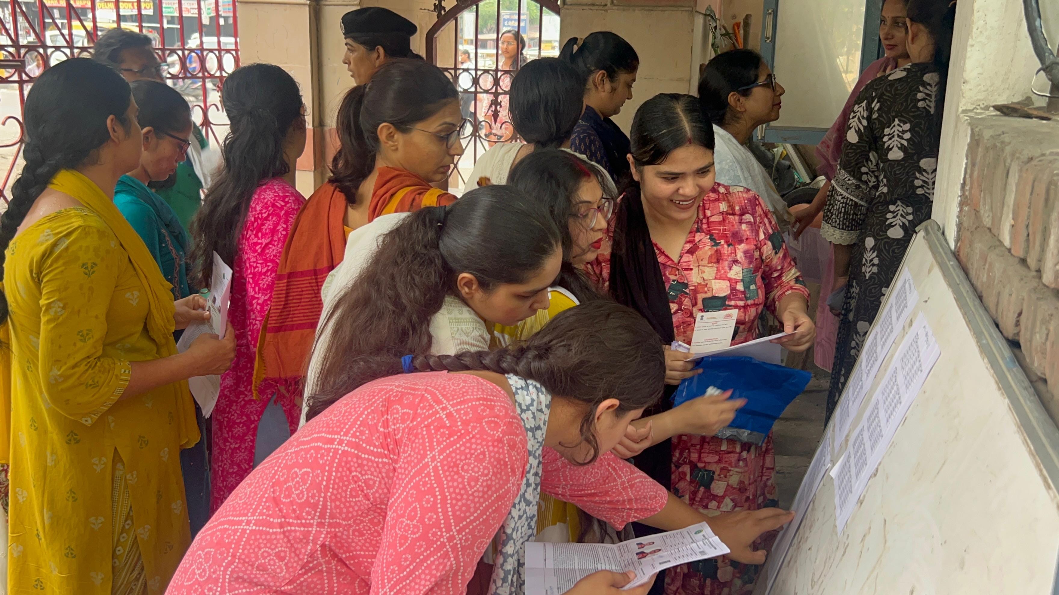 37-रोहतक के पंडित नेकीराम शर्मा महाविद्यालय के परीक्षा केंद्र पर चैकिंग करते पुलिसकर्मी। संवाद