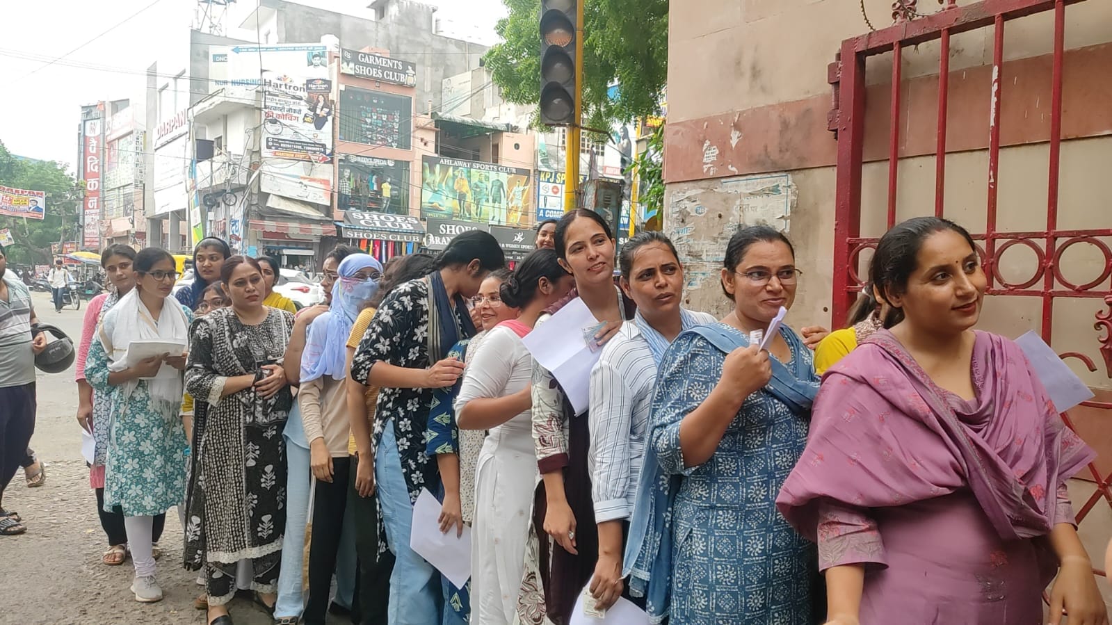 37-रोहतक के पंडित नेकीराम शर्मा महाविद्यालय के परीक्षा केंद्र पर चैकिंग करते पुलिसकर्मी। संवाद