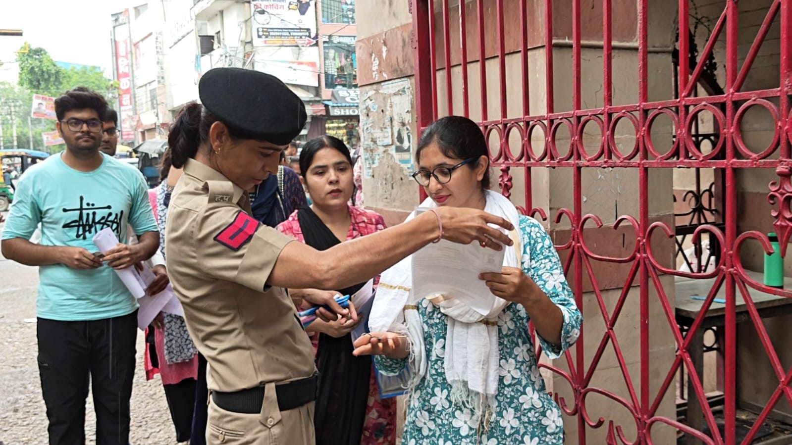 37-रोहतक के पंडित नेकीराम शर्मा महाविद्यालय के परीक्षा केंद्र पर चैकिंग करते पुलिसकर्मी। संवाद