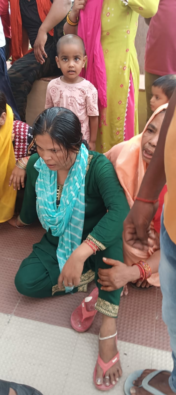 अभिषेक की हत्या के बाद मोैके पर जमा भीड़ व पुलिस।