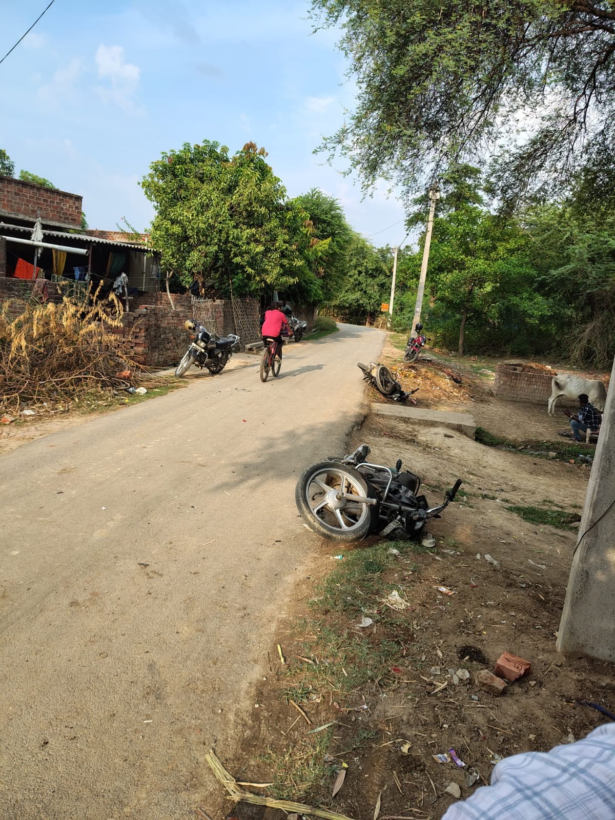 अभिषेक की हत्या के बाद मोैके पर जमा भीड़ व पुलिस।