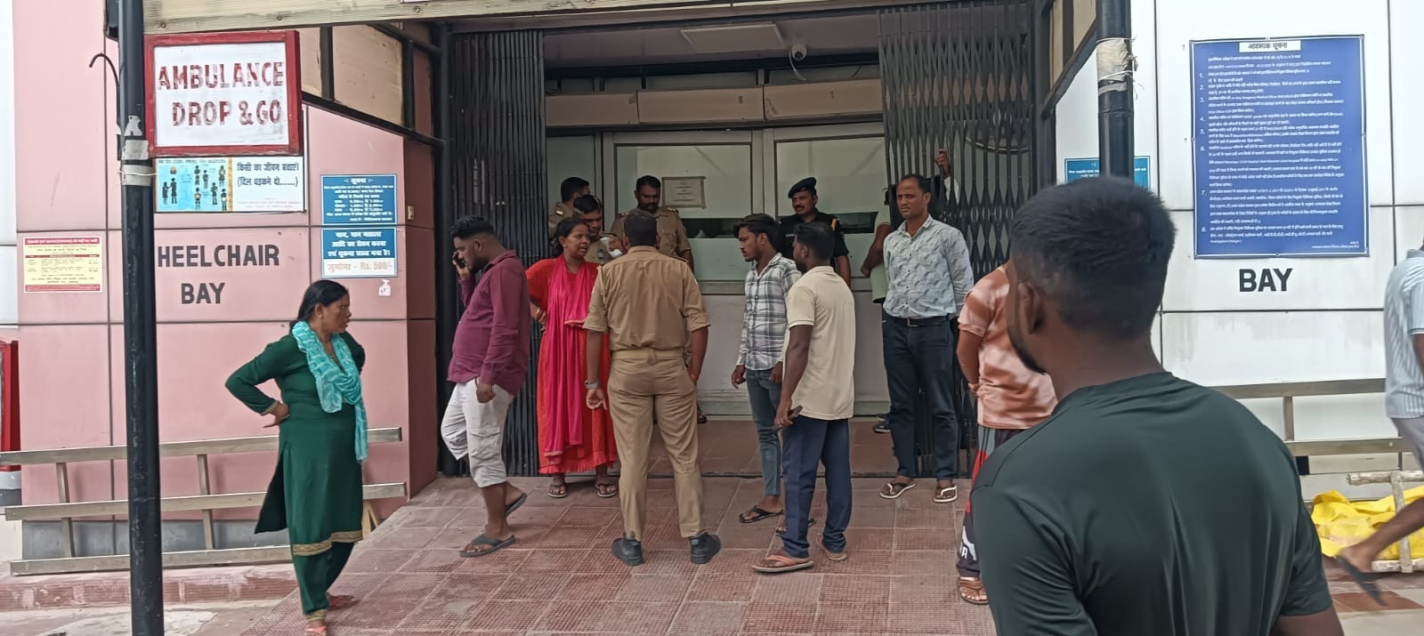 अभिषेक की हत्या के बाद मोैके पर जमा भीड़ व पुलिस।