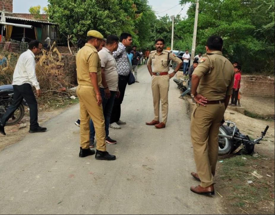 अभिषेक की हत्या के बाद मोैके पर जमा भीड़ व पुलिस।