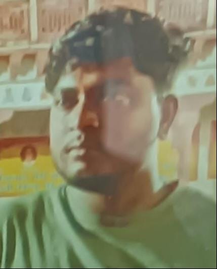 अभिषेक की हत्या के बाद मोैके पर जमा भीड़ व पुलिस।