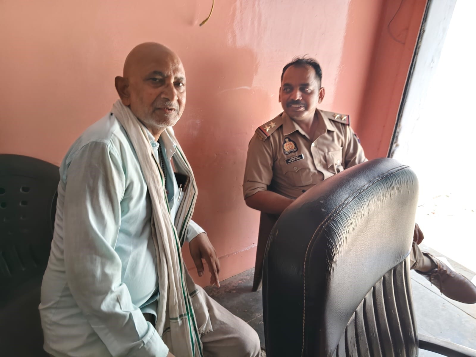 आढ़त की दुकान में चाेरी के बाद जांच करती फॉरेसिंक टीम। स्रोत- पुलिस।