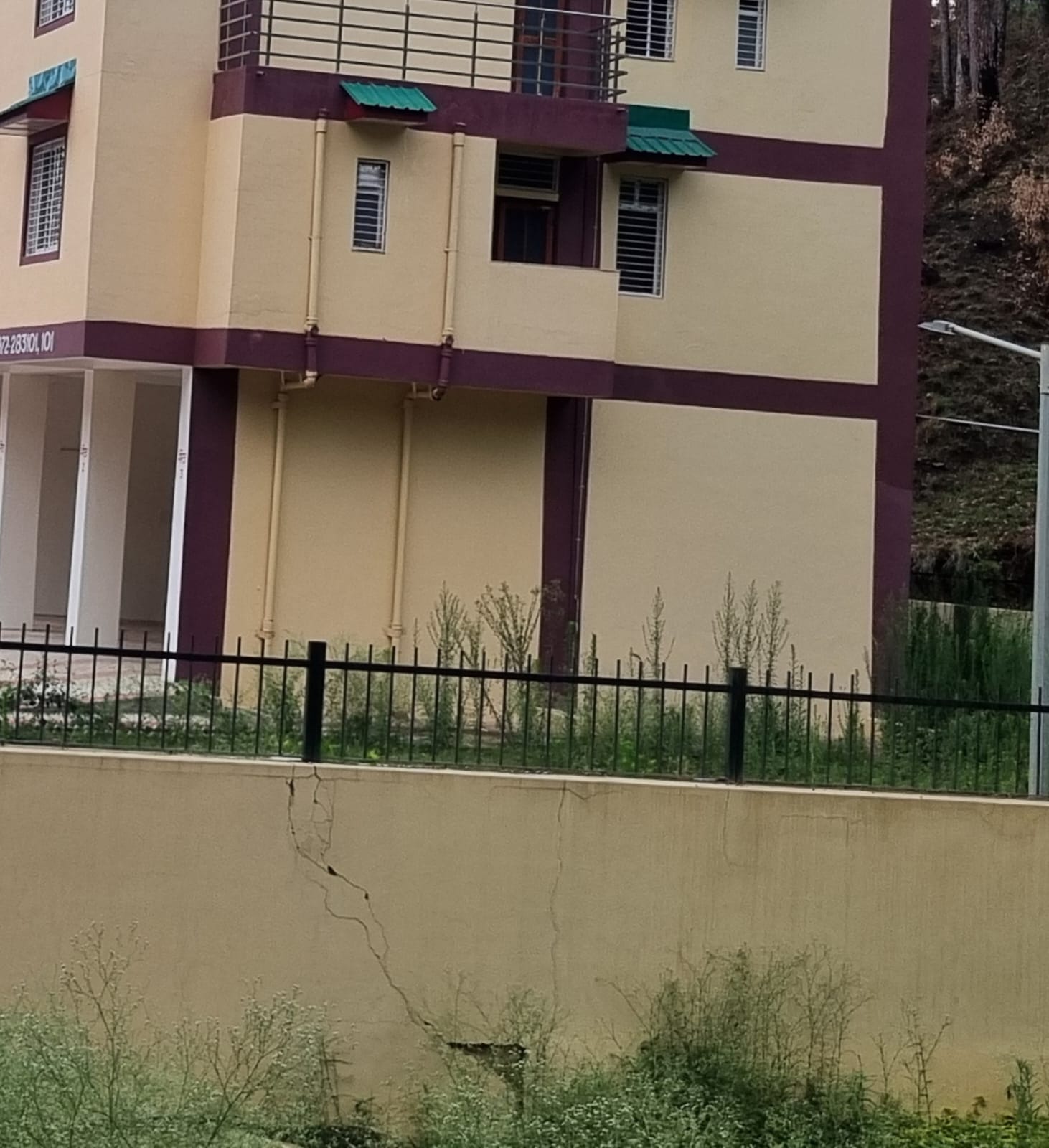 अग्निशमन विभाग बिझड़ी की सड़क किनारे खड़ा अग्निशामक वाहन। संवाद