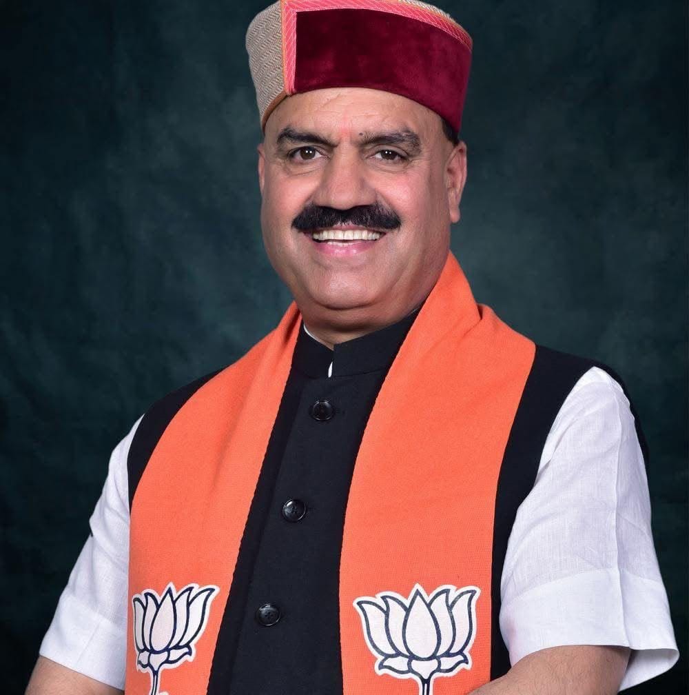 अग्निशमन विभाग बिझड़ी की सड़क किनारे खड़ा अग्निशामक वाहन। संवाद