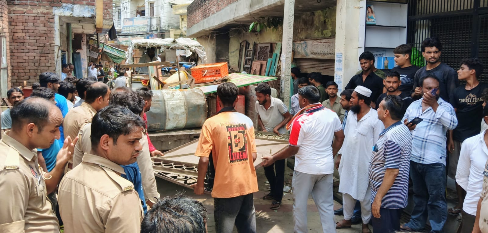 अतिक्रमण हटाओ अभियान के तहत मिल रोड पर सडक पर रखे सामान को जब्त करती पुलिस। (मवाना) अतिक्रमण हटाओ अभियान के तहत मिल रोड पर सडक पर रखे सामान को जब्त करती पुलिस। (मवाना)