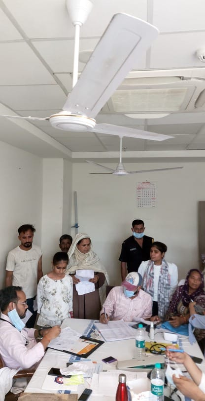 बिजनौर के मेडिकल अस्पताल में लाइट नहीं आने के कारण गर्मी में लाइन में लगे मरीज। संवाद बिजनौर के मेडिकल अस्पताल में लाइट नहीं आने के कारण गर्मी में लाइन में लगे मरीज। संवाद