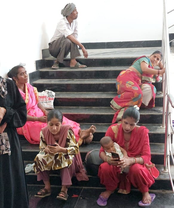 बिजनौर के मेडिकल अस्पताल में लाइट नहीं आने के कारण गर्मी में लाइन में लगे मरीज। संवाद बिजनौर के मेडिकल अस्पताल में लाइट नहीं आने के कारण गर्मी में लाइन में लगे मरीज। संवाद