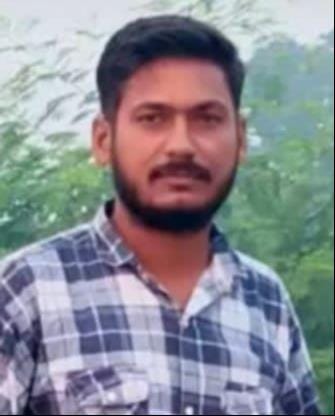 बस में टकराने वाले कंटनेर में लगा सीएनजी का सिलिंडर। संवाद बस में टकराने वाले कंटनेर में लगा सीएनजी का सिलिंडर। संवाद