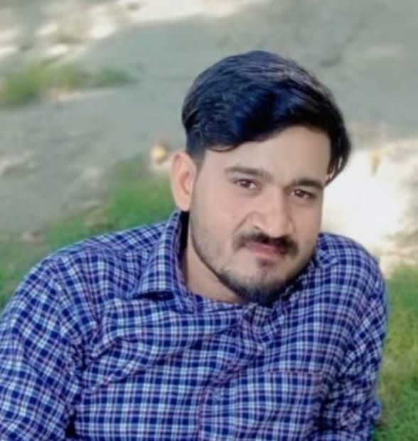 बस में टकराने वाले कंटनेर में लगा सीएनजी का सिलिंडर। संवाद बस में टकराने वाले कंटनेर में लगा सीएनजी का सिलिंडर। संवाद