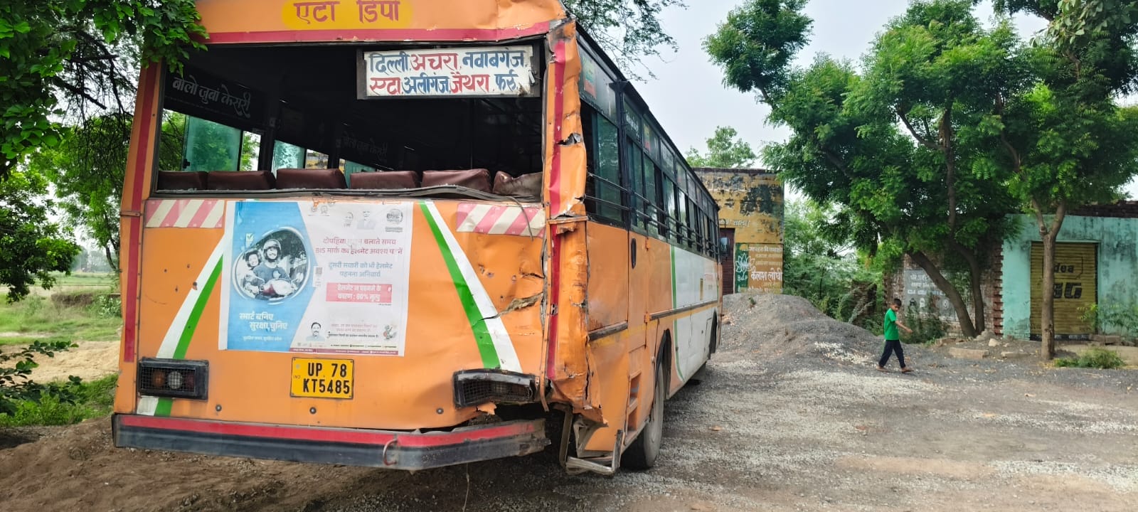 बस में टकराने वाले कंटनेर में लगा सीएनजी का सिलिंडर। संवाद बस में टकराने वाले कंटनेर में लगा सीएनजी का सिलिंडर। संवाद