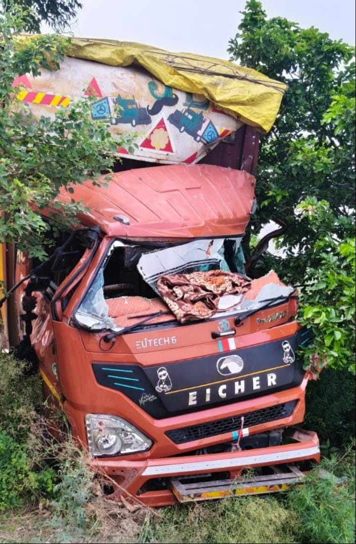बस में टकराने वाले कंटनेर में लगा सीएनजी का सिलिंडर। संवाद बस में टकराने वाले कंटनेर में लगा सीएनजी का सिलिंडर। संवाद