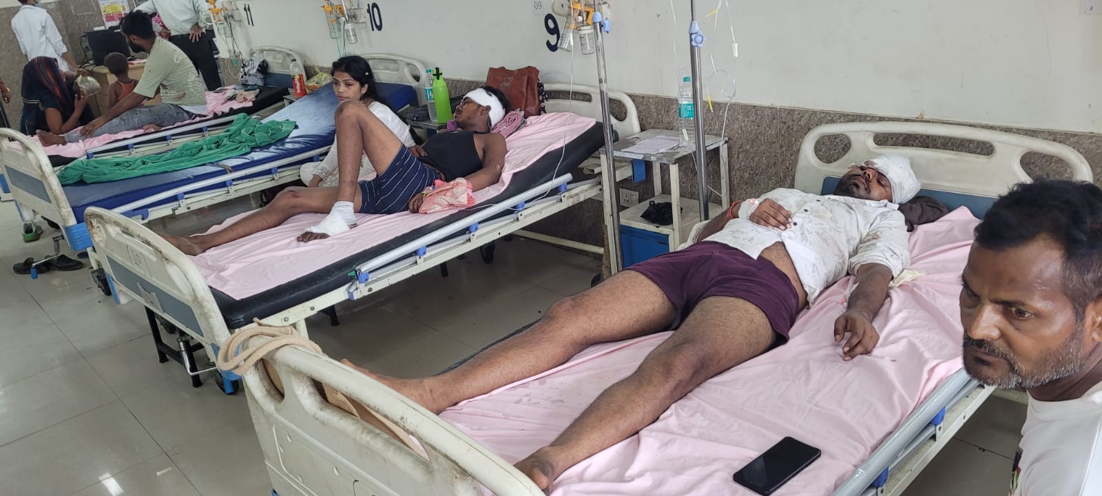 बस में टकराने वाले कंटनेर में लगा सीएनजी का सिलिंडर। संवाद बस में टकराने वाले कंटनेर में लगा सीएनजी का सिलिंडर। संवाद