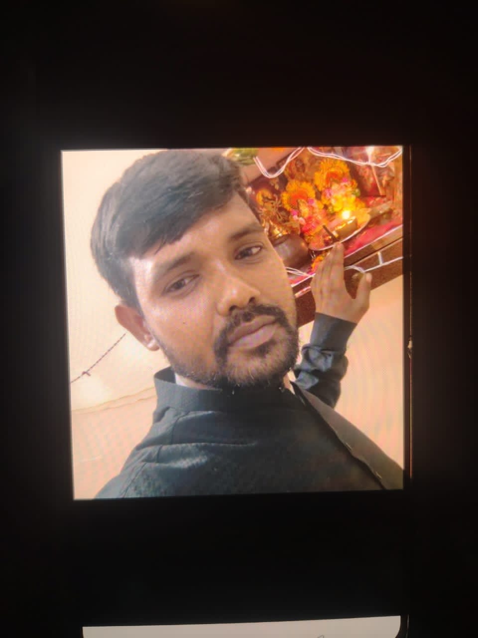 बस में टकराने वाले कंटनेर में लगा सीएनजी का सिलिंडर। संवाद बस में टकराने वाले कंटनेर में लगा सीएनजी का सिलिंडर। संवाद