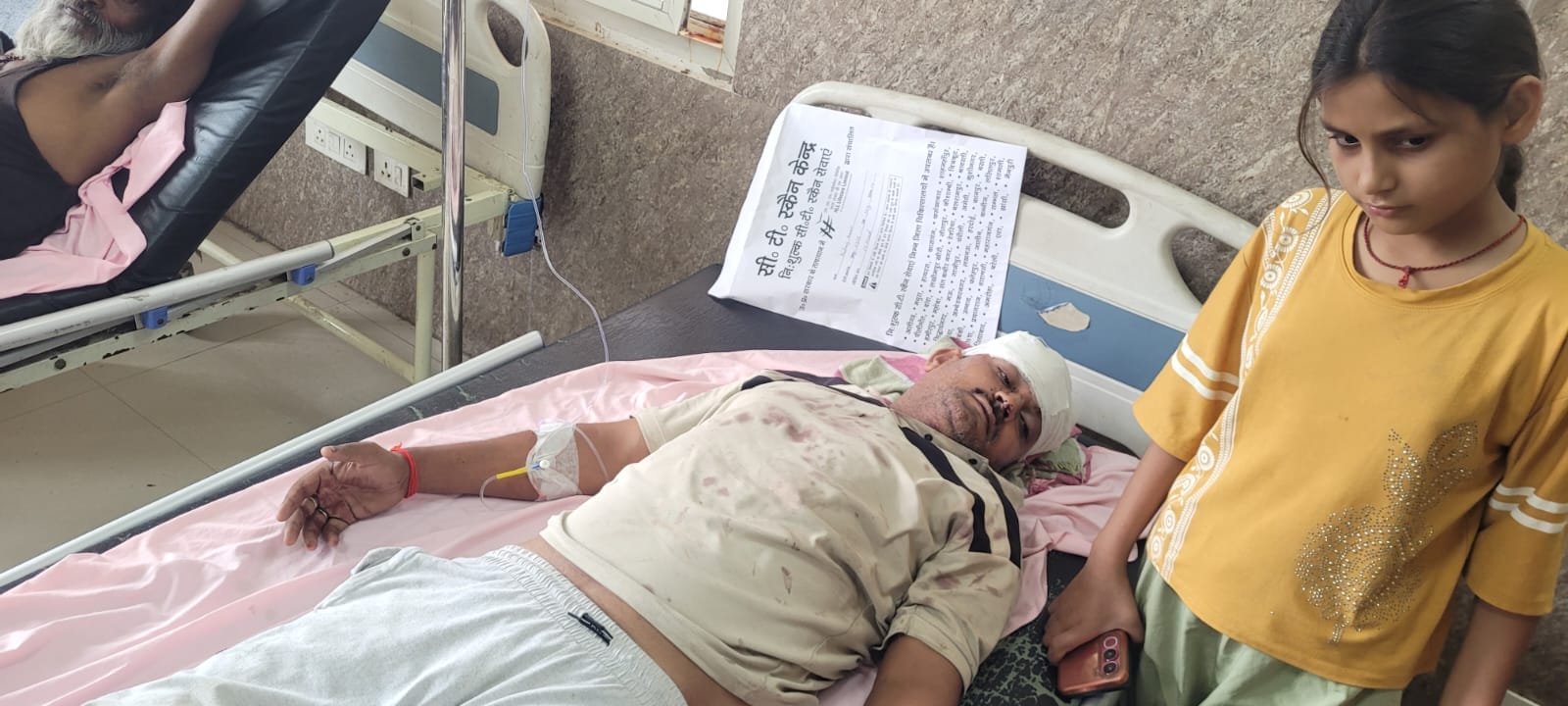 बस में टकराने वाले कंटनेर में लगा सीएनजी का सिलिंडर। संवाद बस में टकराने वाले कंटनेर में लगा सीएनजी का सिलिंडर। संवाद