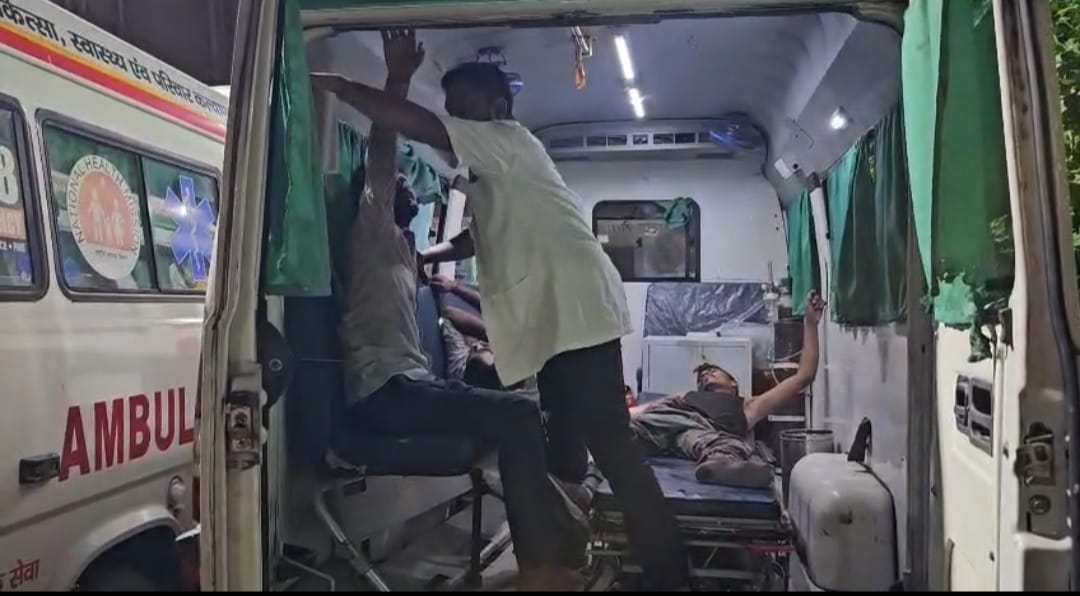 बस में टकराने वाले कंटनेर में लगा सीएनजी का सिलिंडर। संवाद बस में टकराने वाले कंटनेर में लगा सीएनजी का सिलिंडर। संवाद