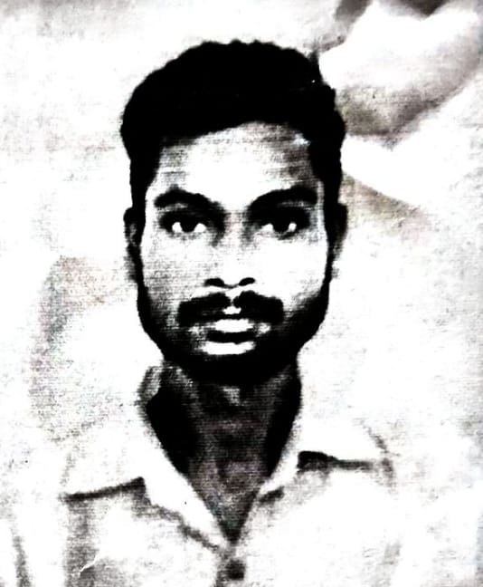 बस में टकराने वाले कंटनेर में लगा सीएनजी का सिलिंडर। संवाद बस में टकराने वाले कंटनेर में लगा सीएनजी का सिलिंडर। संवाद