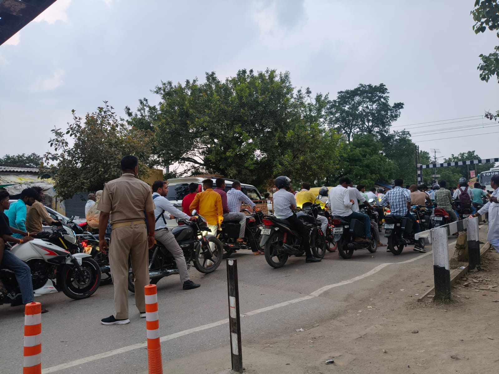 बंद होने के बाद जखनिया में रेलवे  क्रासिंग के दोनों तरफ खड़े वाहन। संवाद