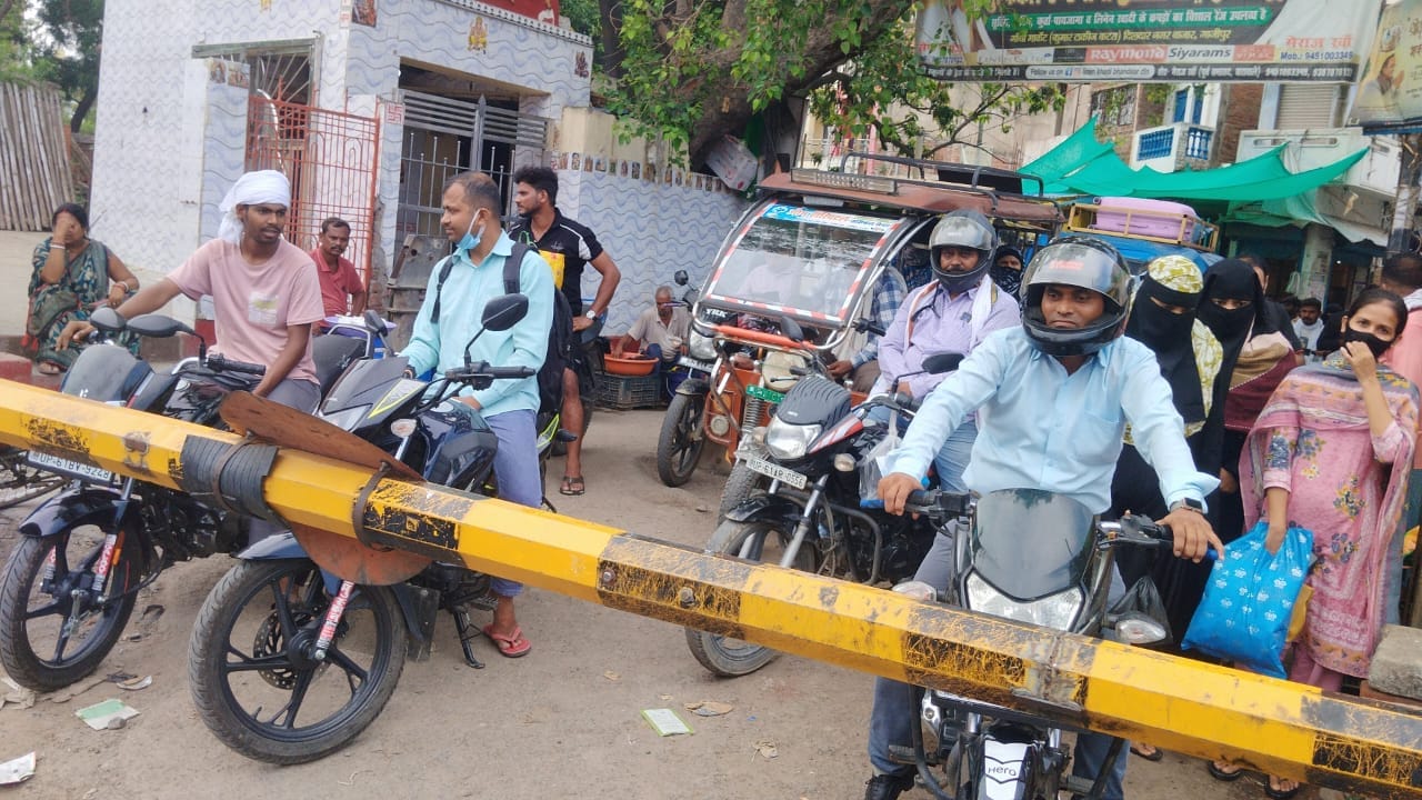 बंद होने के बाद जखनिया में रेलवे  क्रासिंग के दोनों तरफ खड़े वाहन। संवाद