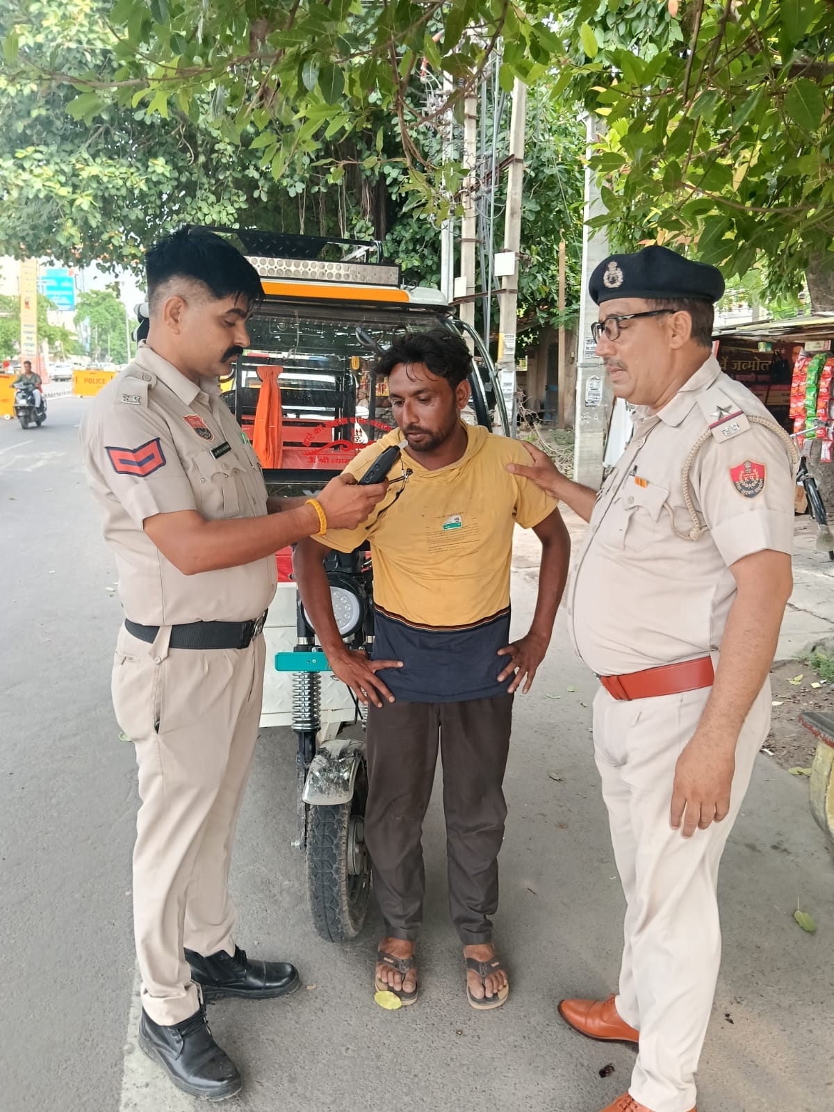 चालान करते हुए पुलिस कर्मचारी। संवाद