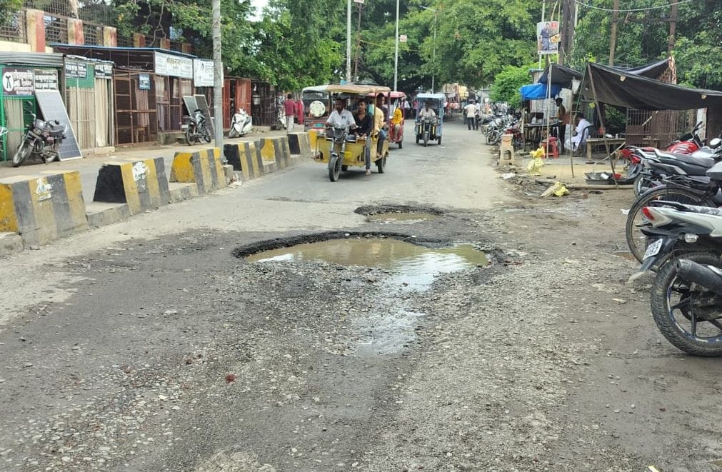 डीएम चौराहा से हैडिल वाले मार्ग पर सड़क पर हुए जगह-जगह गढ्ढे। संवाद