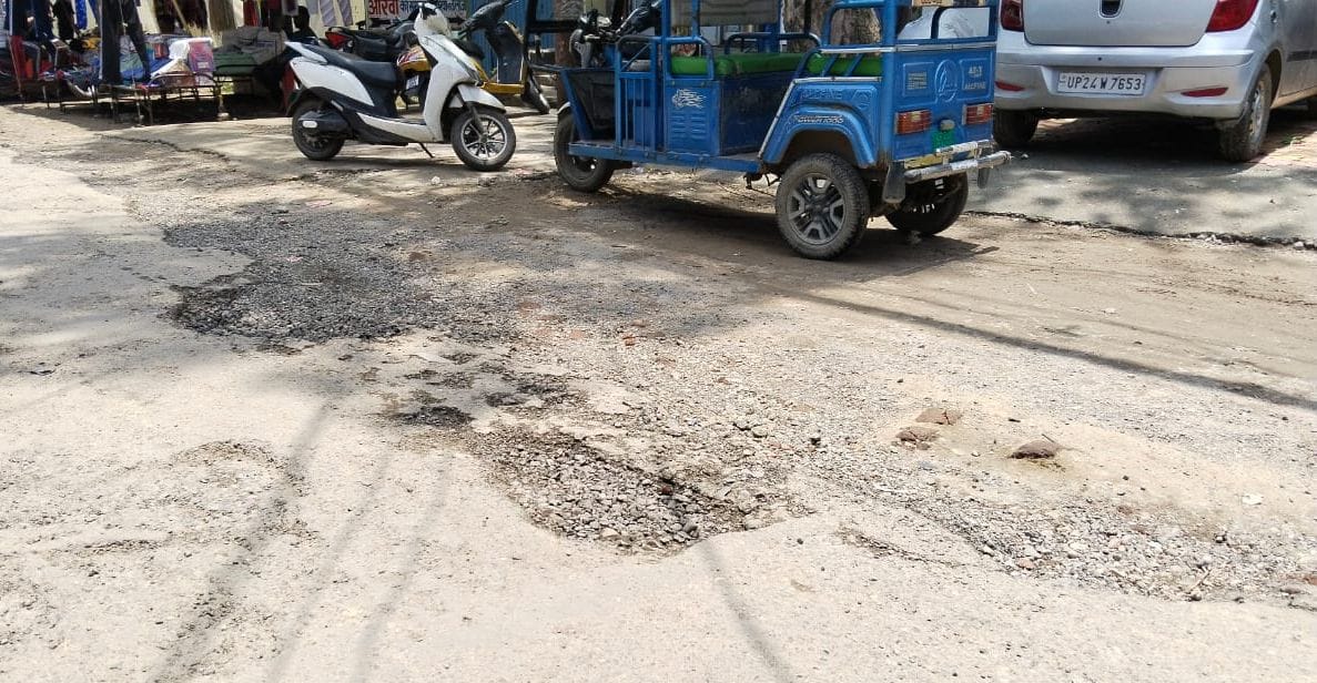 डीएम चौराहा से हैडिल वाले मार्ग पर सड़क पर हुए जगह-जगह गढ्ढे। संवाद