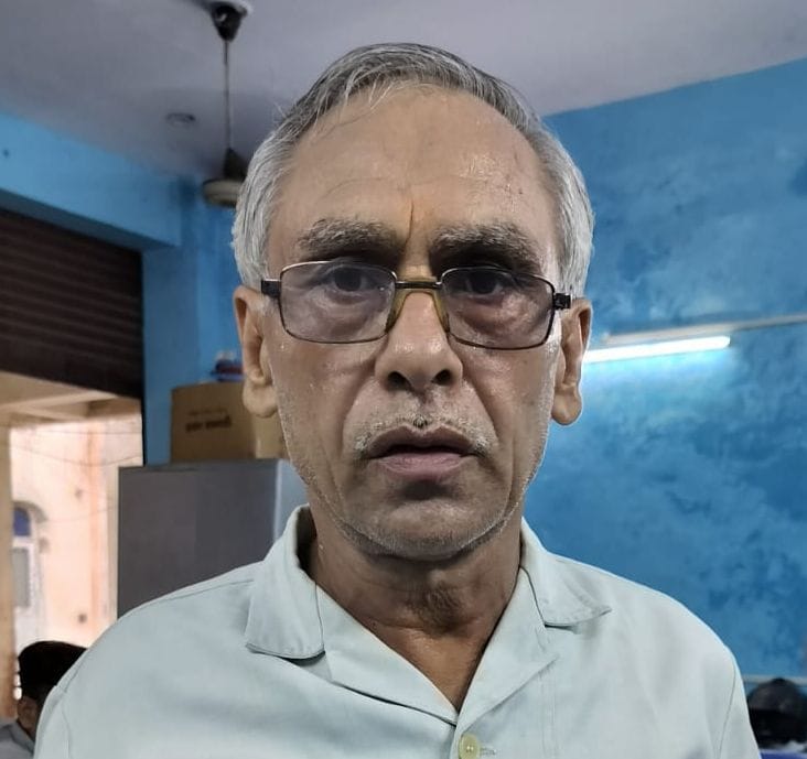डीएम चौराहा से हैडिल वाले मार्ग पर सड़क पर हुए जगह-जगह गढ्ढे। संवाद