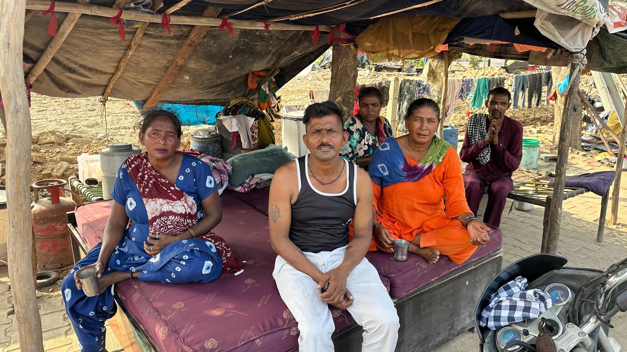 डेहा बस्ती में नगर पालिका की और से लगाया गया बोर्ड।