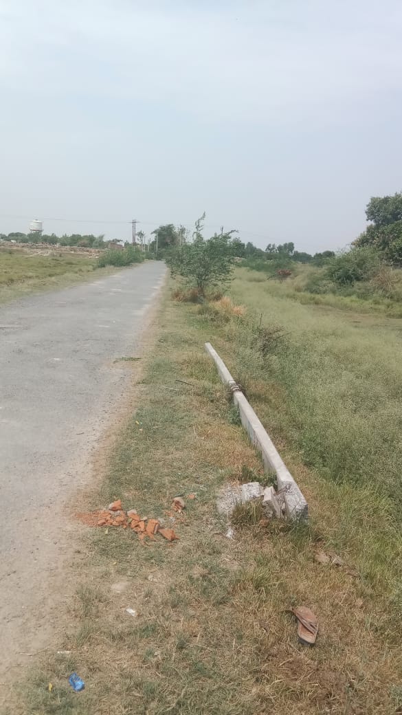 फूलपुर के सराय हरीराम गांव में 52 दिन सड़क किनारे गिरा विद्युत खंभा। फूलपुर के सराय हरीराम गांव में 52 दिन सड़क किनारे गिरा विद्युत खंभा।