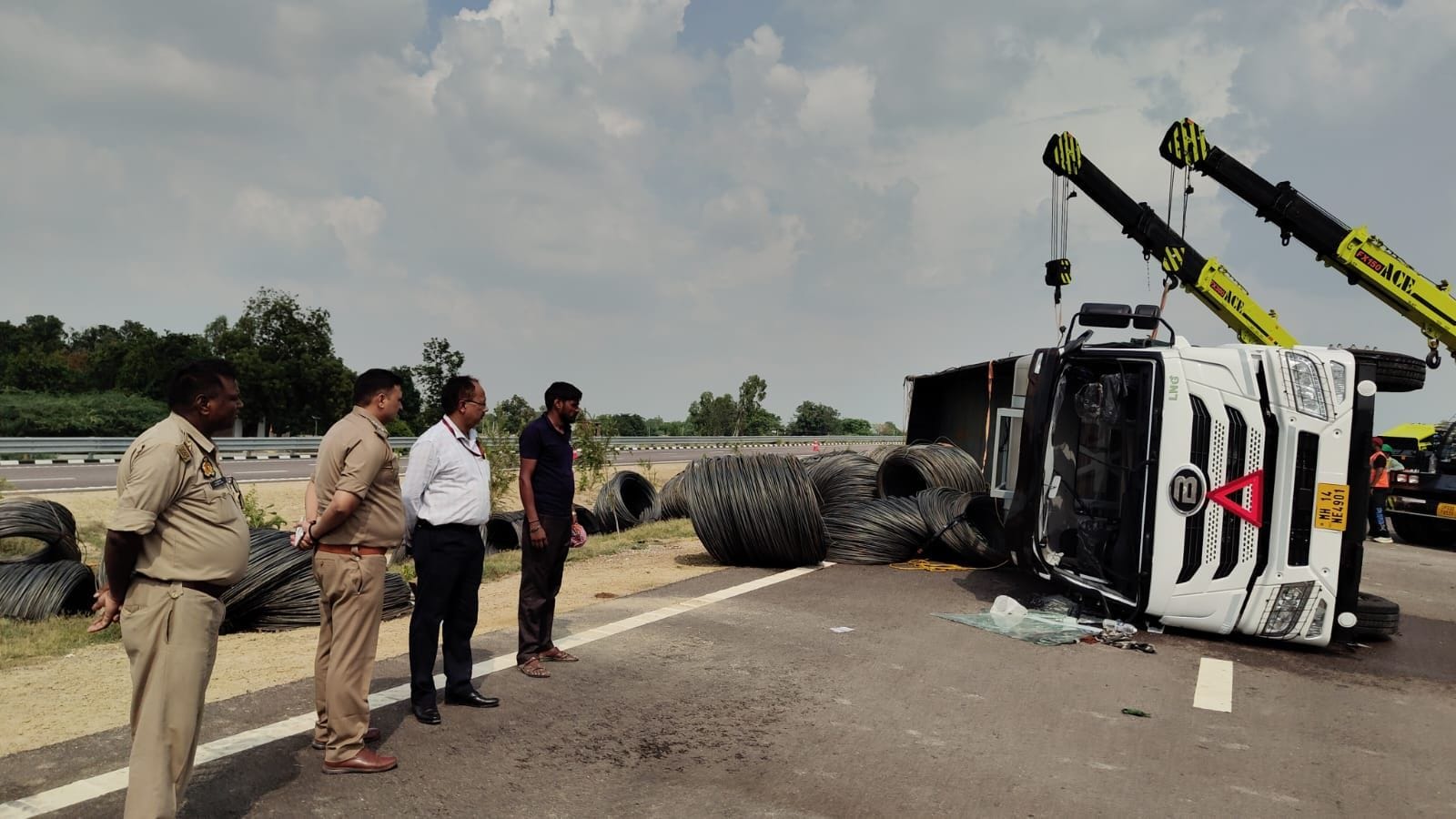 फोटो-16- ट्रेलर के एलएनजी फ्यूल टैंक पर फॉग टेंडर का छिड़काव करते दमकल कर्मी। स्रोत: पुलिस फोटो-16- ट्रेलर के एलएनजी फ्यूल टैंक पर फॉग टेंडर का छिड़काव करते दमकल कर्मी। स्रोत: पुलिस