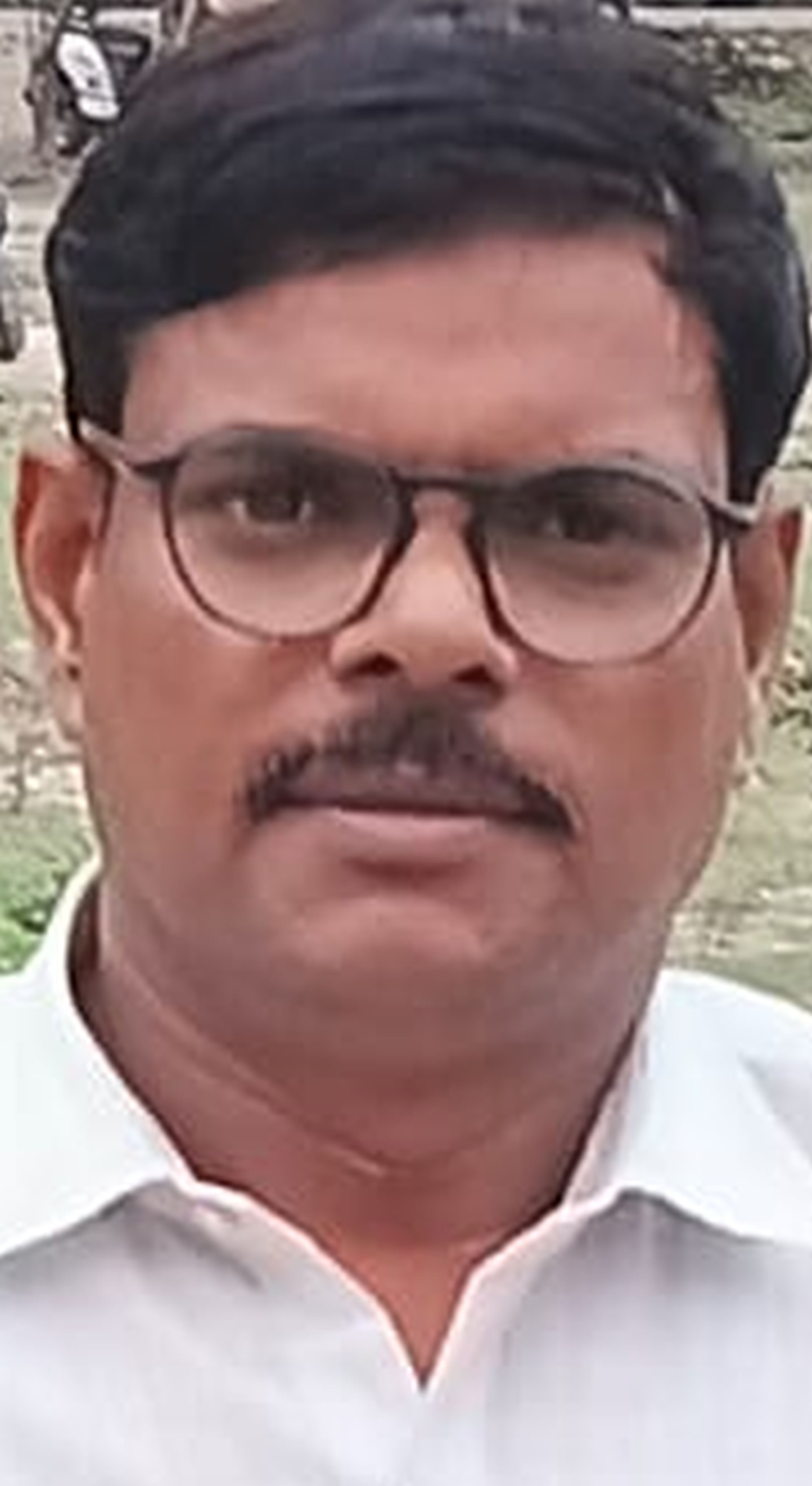 फोटो-24-केंद्र से परीक्षा देकर बाहर निकलते परीक्षार्थी। संवाद फोटो-24-केंद्र से परीक्षा देकर बाहर निकलते परीक्षार्थी। संवाद