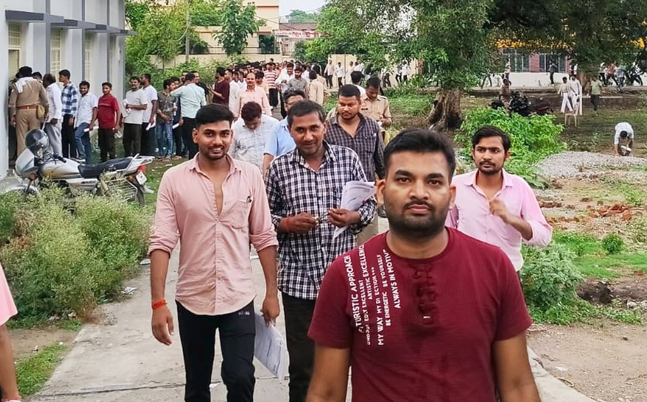 फोटो-24-केंद्र से परीक्षा देकर बाहर निकलते परीक्षार्थी। संवाद फोटो-24-केंद्र से परीक्षा देकर बाहर निकलते परीक्षार्थी। संवाद