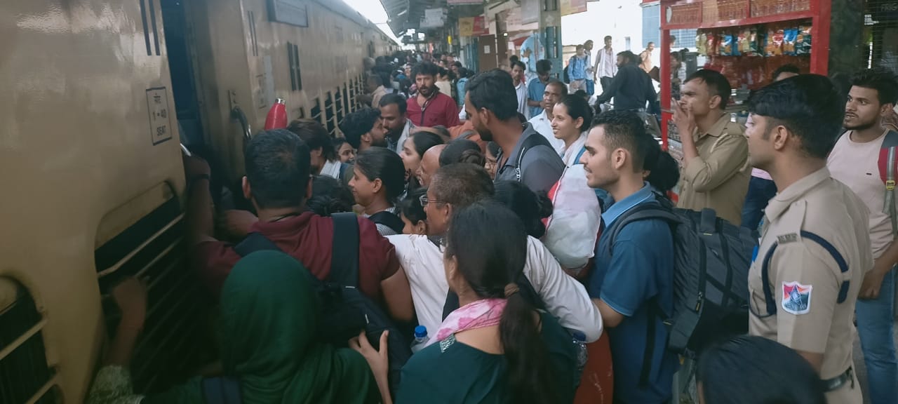 फोटो-26 क्रिश्चियन इंटर कॉलेज में बायोमेट्रिक के लिए लाइन में लगे अभ्यर्थी व पास में खड़े एडीएम