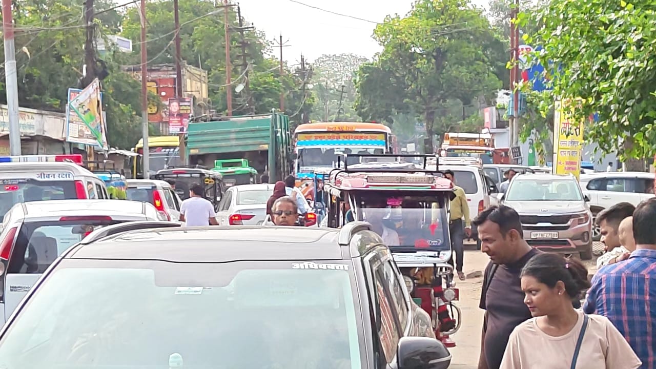 फोटो-26 क्रिश्चियन इंटर कॉलेज में बायोमेट्रिक के लिए लाइन में लगे अभ्यर्थी व पास में खड़े एडीएम