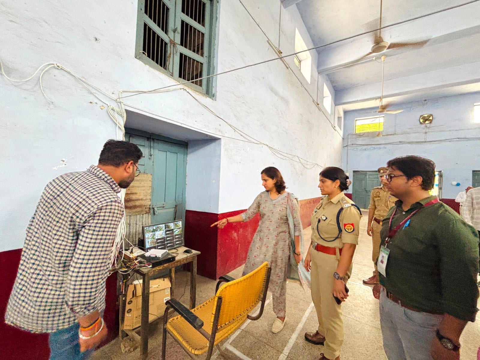 फोटो-26 क्रिश्चियन इंटर कॉलेज में बायोमेट्रिक के लिए लाइन में लगे अभ्यर्थी व पास में खड़े एडीएम